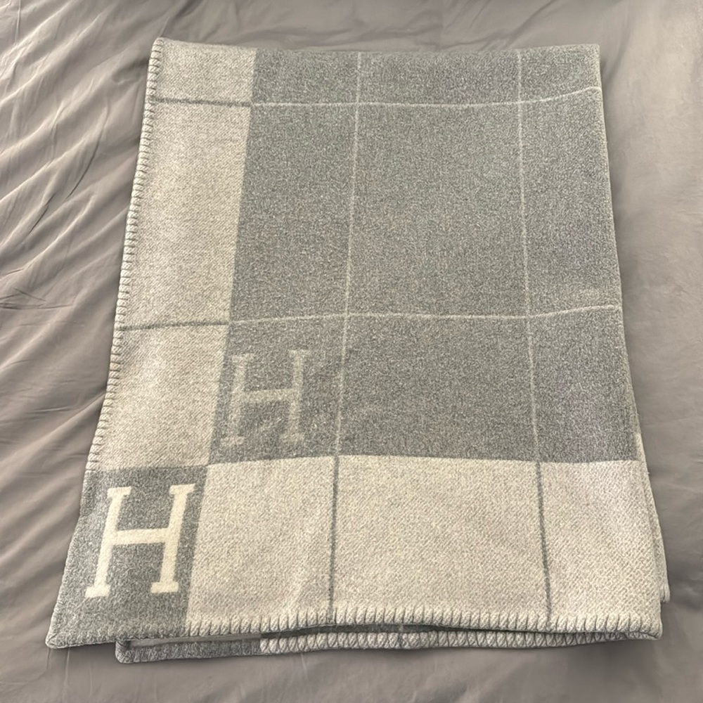 Hermes Avalon III throw blanket